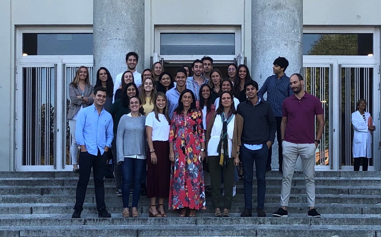 Alumnos y profesores en la entrada de la Facultad Odontología UCM.